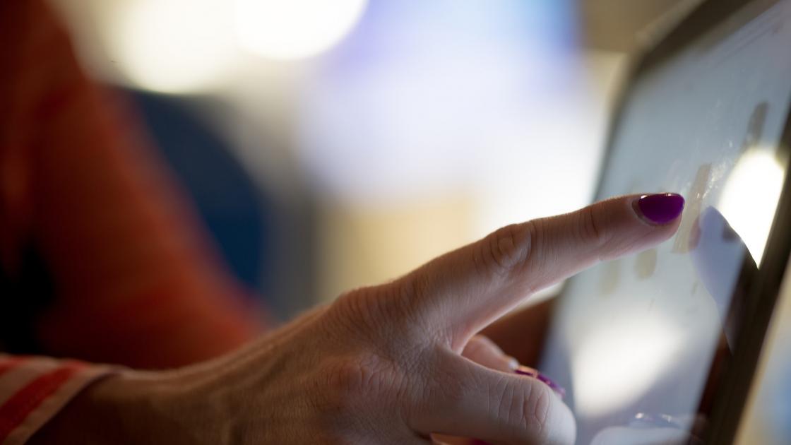 pointing at screen 