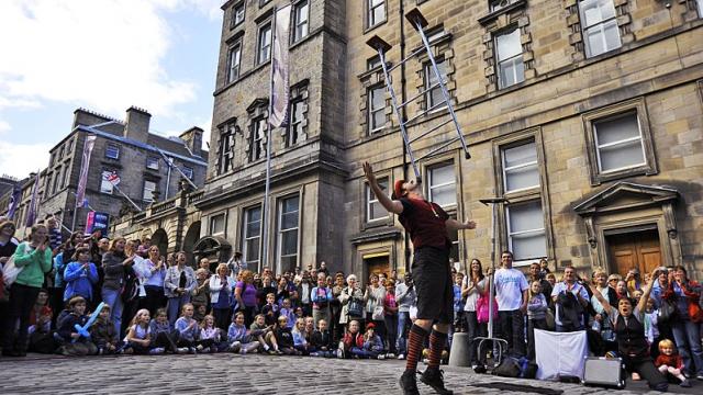 Performer and crowd on the Royal Mile, Edinburgh